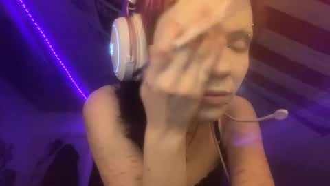 Snapshot of evettezirin chatting on 11-27-25, 12:40 Sky online show from 11-27-25, 12:40