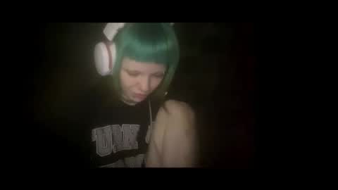 Snapshot of evettezirin chatting on 12-16-25, 03:17 Sky online show from 12-16-25, 03:17