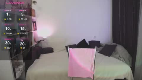 Snapshot of eviecuster chatting on 09-22-25, 08:33 Im gonna be on in 2 hours online show from 09-22-25, 08:33