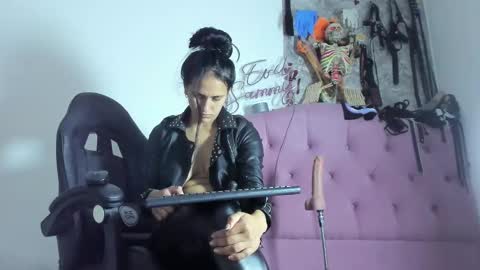 Snapshot of evil_sammy chatting on 11-18-25, 09:41 Mistress Sammy online show from 11-18-25, 09:41