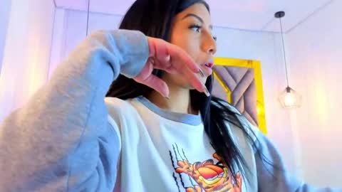 Snapshot of ey_im_simone_ chatting on 05-25-26, 12:11 online show from 05-25-26, 12:11