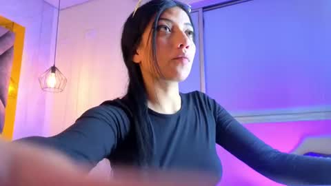 Snapshot of ey_im_simone_ chatting on 06-17-26, 12:07 online show from 06-17-26, 12:07