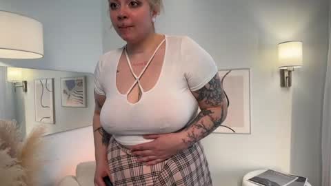 eyes_are_higher16333 online show from 04-22-26, 01:23