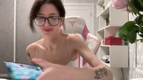 Snapshot of fairy_bloomix chatting on 12-16-25, 03:39 Bloom online show from 12-16-25, 03:39