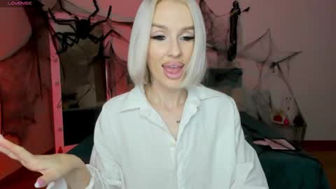 Lana online show from 10-26-25, 11:20