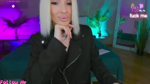Snapshot of fallen1_angel chatting on 05-11-26, 11:02 Lana online show from 05-11-26, 11:02