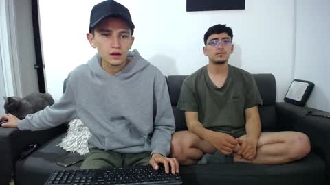 Snapshot of fallgays chatting on 12-19-24, 04:56 FallGays online show from 12-19-24, 04:56