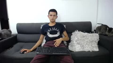 Snapshot of fallgays chatting on 02-21-25, 01:22 FallGays online show from 02-21-25, 01:22