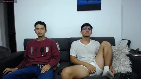 Snapshot of fallgays chatting on 03-09-25, 01:35 FallGays online show from 03-09-25, 01:35