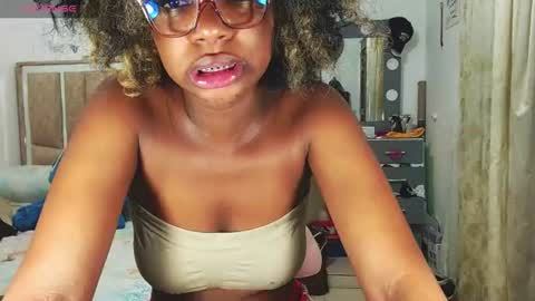 Snapshot of fallonsweett chatting on 07-10-26, 12:26 fallonsweett online show from 07-10-26, 12:26
