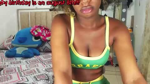 Snapshot of fallonsweett chatting on 07-25-26, 12:53 fallonsweett online show from 07-25-26, 12:53