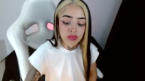 Snapshot of farichell chatting on 05-15-26, 11:01 fari online show from 05-15-26, 11:01