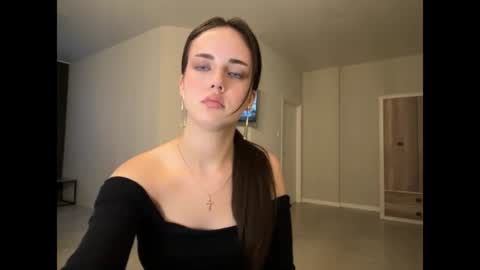 Snapshot of farrahburde chatting on 06-17-26, 05:47 Mia online show from 06-17-26, 05:47