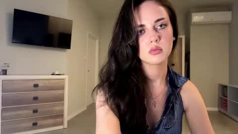 Snapshot of farrahburde chatting on 06-23-26, 03:10 Mia online show from 06-23-26, 03:10