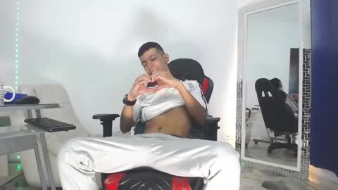 Favel Gomez online show from 12-25-24, 01:19