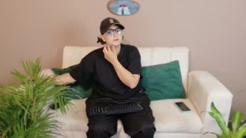 Feelena online show from 09-19-25, 01:01