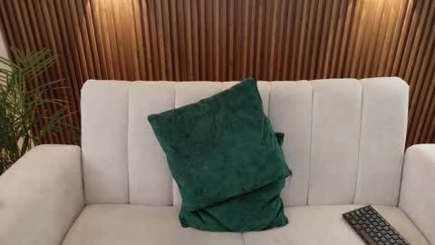 Feelena online show from 12-17-25, 06:14