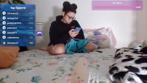 Snapshot of feetnymph chatting on 02-07-25, 05:10 Soley online show from 02-07-25, 05:10