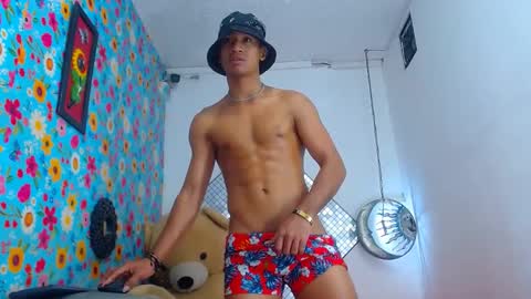 Snapshot of felix_sexyboyx chatting on 12-15-24, 12:29 INSTA DAVID ESCOBARZ online show from 12-15-24, 12:29