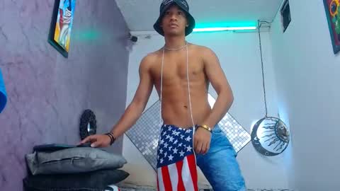 Snapshot of felix_sexyboyx chatting on 01-21-25, 11:35 INSTA DAVID ESCOBARZ online show from 01-21-25, 11:35