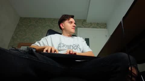 Snapshot of felixstark chatting on 10-21-25, 04:24 FelixStark online show from 10-21-25, 04:24