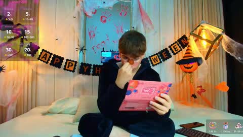 Snapshot of femboy_max chatting on 10-26-25, 12:55 Femboy Max online show from 10-26-25, 12:55