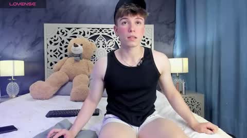 Snapshot of femboy_max chatting on 11-17-25, 12:22 Femboy Max online show from 11-17-25, 12:22