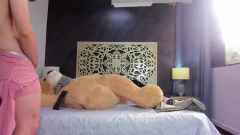 Snapshot of femboy_max chatting on 11-20-25, 12:05 Femboy Max online show from 11-20-25, 12:05