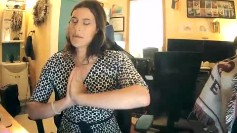 femme_en_fleur online show from 06-02-26, 05:15
