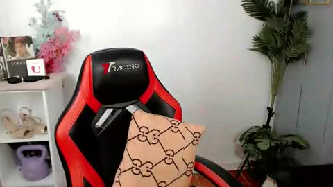 Snapshot of femylove chatting on 05-01-26, 12:26 YOUR BEAUTIFUL ASIANFHEMY online show from 05-01-26, 12:26