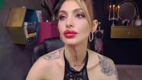 Snapshot of fetishsarah chatting on 01-06-25, 07:24 Sarah online show from 01-06-25, 07:24