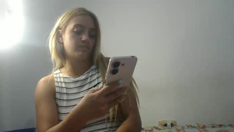 Snapshot of fingers_the_ass chatting on 12-17-24, 03:39 hotmilk online show from 12-17-24, 03:39