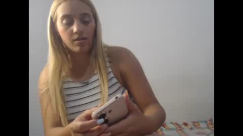 Snapshot of fingers_the_ass chatting on 12-18-24, 03:37 hotmilk online show from 12-18-24, 03:37