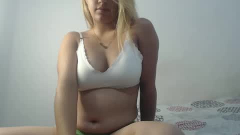 Snapshot of fingers_the_ass chatting on 12-27-24, 02:58 hotmilk online show from 12-27-24, 02:58