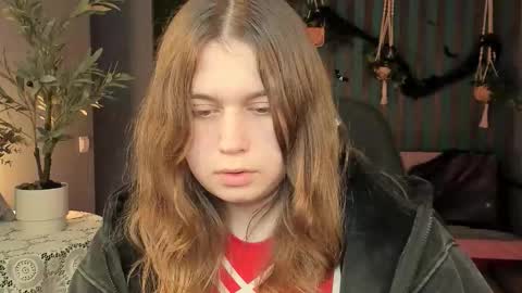 Snapshot of fioramarmoris chatting on 10-25-25, 06:32 fiora online show from 10-25-25, 06:32