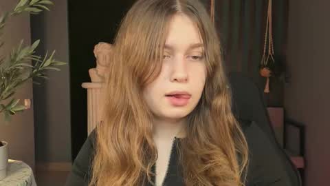 Snapshot of fioramarmoris chatting on 11-07-25, 05:07 fiora online show from 11-07-25, 05:07