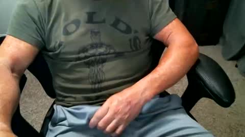 Snapshot of fitguy40 chatting on 05-17-26, 07:32 fitguy40 online show from 05-17-26, 07:32
