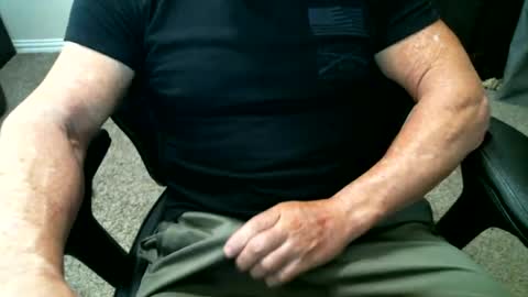 Snapshot of fitguy40 chatting on 06-11-26, 08:51 fitguy40 online show from 06-11-26, 08:51