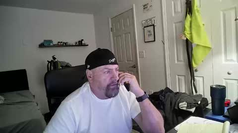 Snapshot of flaguy3233 chatting on 12-04-24, 04:05 Florida guy online show from 12-04-24, 04:05