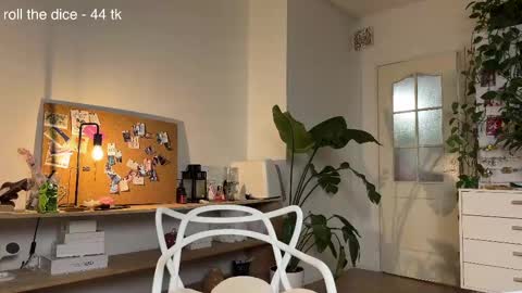 Snapshot of flaming_hotty chatting on 02-16-25, 05:04 Eva online show from 02-16-25, 05:04