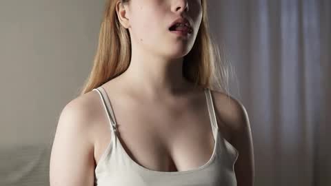 Snapshot of flirtyvibe chatting on 10-14-25, 05:19 Mila online show from 10-14-25, 05:19