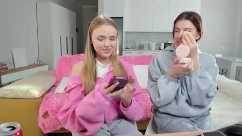 Snapshot of flooora_0 chatting on 10-26-25, 01:44 Mona online show from 10-26-25, 01:44