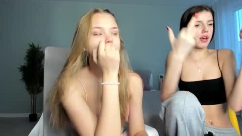 Snapshot of flooora_0 chatting on 11-08-25, 01:06 Mona online show from 11-08-25, 01:06