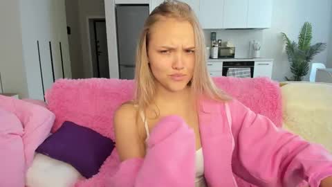 Snapshot of flooora_0 chatting on 11-30-25, 05:33 Mona online show from 11-30-25, 05:33