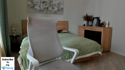 Snapshot of flooora_0 chatting on 05-13-26, 01:47 Mona online show from 05-13-26, 01:47