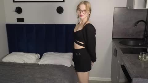 Snapshot of flower_princess3 chatting on 10-17-25, 11:24 Dolly online show from 10-17-25, 11:24