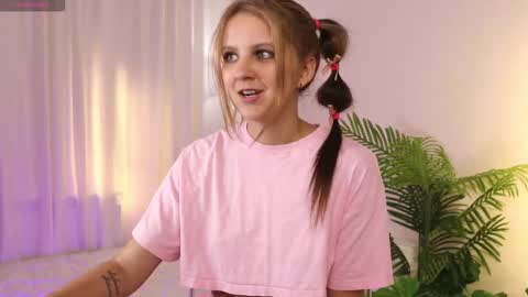 Snapshot of fluffy_waffles chatting on 09-12-25, 11:43 LilLisa online show from 09-12-25, 11:43