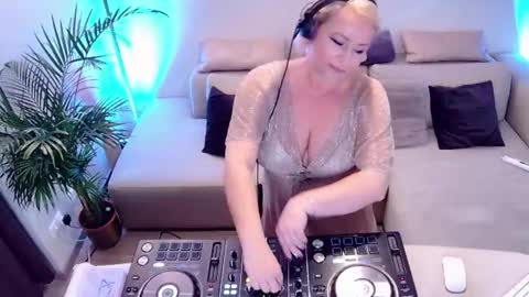 Snapshot of forbiddenkitty chatting on 11-05-25, 09:26 Forbidden Kitty online show from 11-05-25, 09:26