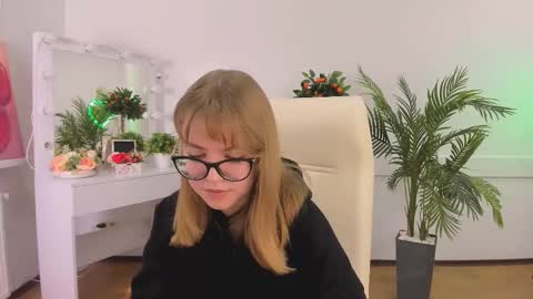 Snapshot of forest__song chatting on 10-18-25, 06:16 Sophia online show from 10-18-25, 06:16