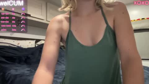 Snapshot of foreverkinkyy chatting on 12-12-24, 01:32 Elaine online show from 12-12-24, 01:32
